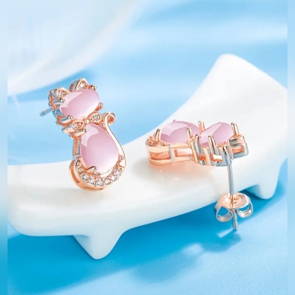 Cute Small Cat Design Stud Earrings - Picture 6 of 6